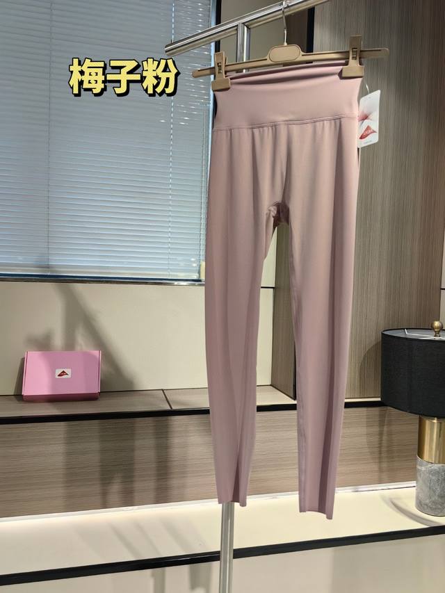 跑量系列 码数：S-M-L-Xl 莱卡瑜伽裤 交织完美身材曲线 这款瑜伽裤采用了 #Lycra 最先进的d58技术﹣﹣莱卡智塑tm，通过水溶液体状态与面料完美结