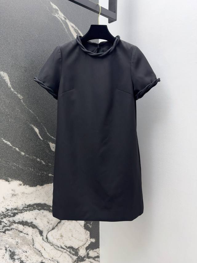 Vltn 24Ss 早秋新品花瓣链条装饰连衣裙 定制纯手工包条工艺 简洁大方的纯色连衣裙 利落的h版型剪裁对身材超级有包容性 领口及袖口链条装饰非常抢眼 面料质