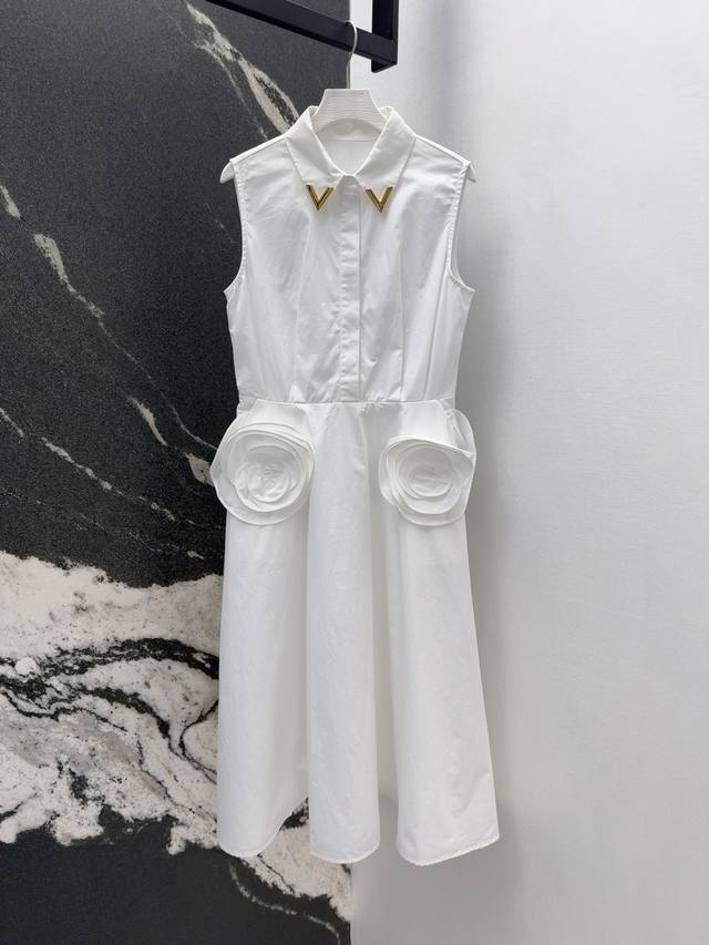 Vltn 24Ss 春夏新品立体花朵装饰翻领连衣裙 定制v字五金设计点缀满满高级感 时髦精必备单品 进口纯棉面料质感超赞 立体收腰版型包容性非常好 轻松穿出少女