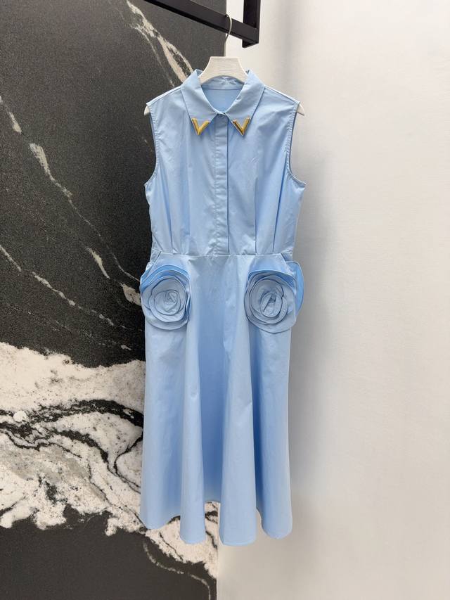 Vltn 24Ss 春夏新品立体花朵装饰翻领连衣裙 定制v字五金设计点缀满满高级感 时髦精必备单品 进口纯棉面料质感超赞 立体收腰版型包容性非常好 轻松穿出少女