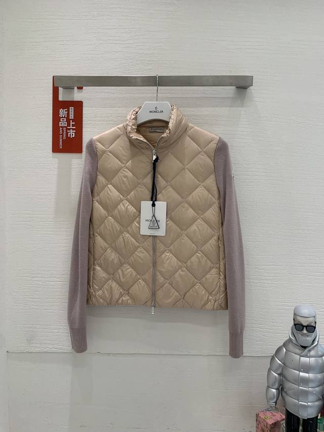 Moncler 秋冬新款轻薄鹅绒羽绒服菱格简约立领羊毛针织拼接外套 立领设计风格，菱格对格设计，羊绒袖标 百搭设计款 码数：s.m.l.xl