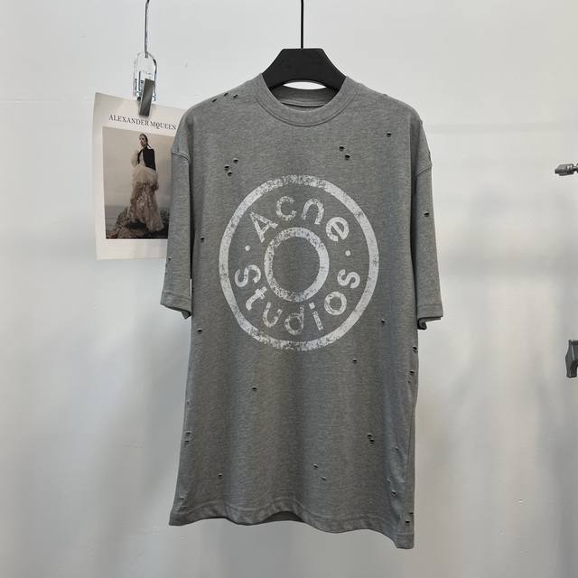 Acne Studios24FW早秋新款 纽扣印花圆领短，独家高版出品，激光印花磨洞洗水多工艺一体，个性独特的破洞设计，又潮又酷干净又清爽，满满的青春活力，经典