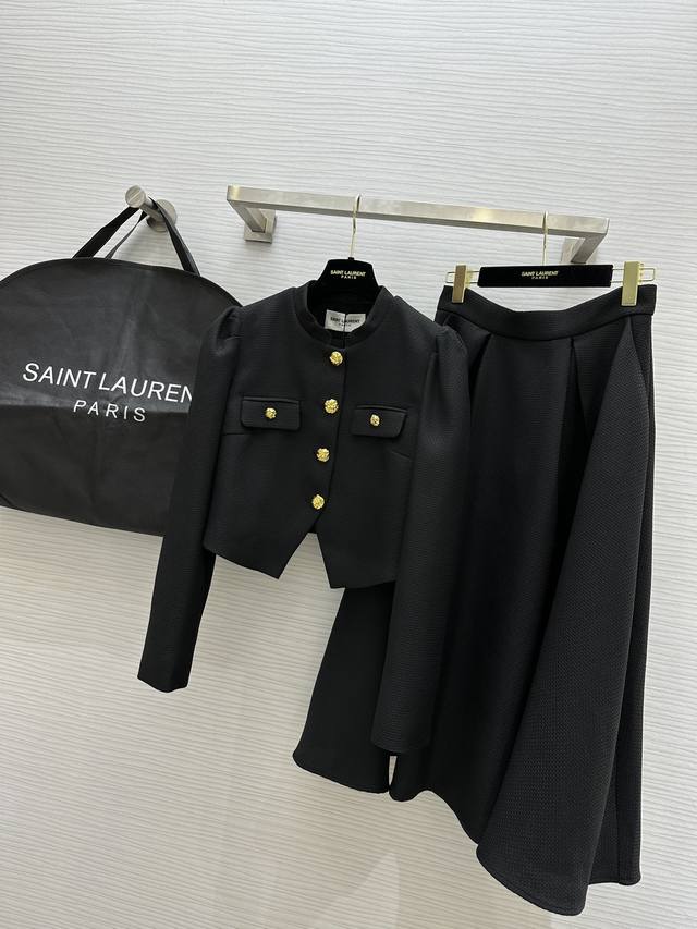 SAINT ysl 2新款 高定套装 简洁大方为衣身带来视觉聚焦 奢华高端品质 金扣装饰 加上完美大摆半裙 上身轻松拿捏住时髦风范！成套穿秒get时尚达人同款街