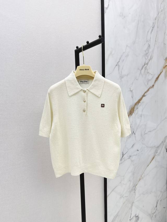 爆单款推荐 Miu 24Ss 秋冬最新裤Polo领针织上衣Polo领元素更具备减龄效果～减龄气质的百搭单品 超高品质简约大牌 非常值得入手的款式 百分百羊毛面料