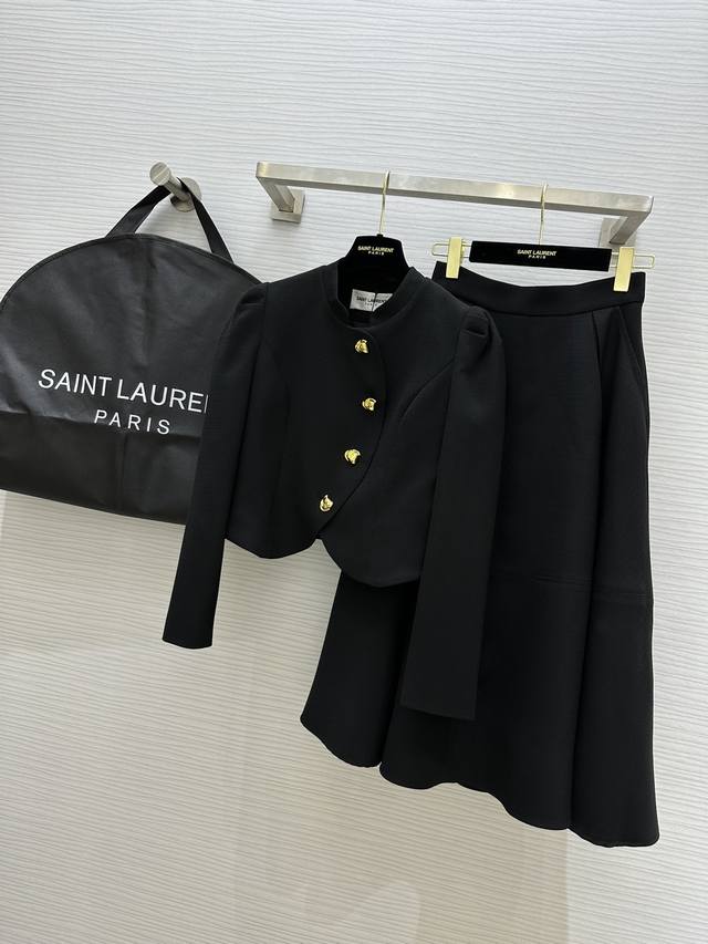 ysl2秋冬新款 高定套装 简洁大方为衣身带来视觉聚焦 奢华高端品质 金扣装饰 加上完美大摆半裙 上身轻松拿捏住时髦风范！成套穿秒get时尚达人同款街拍！懒人也