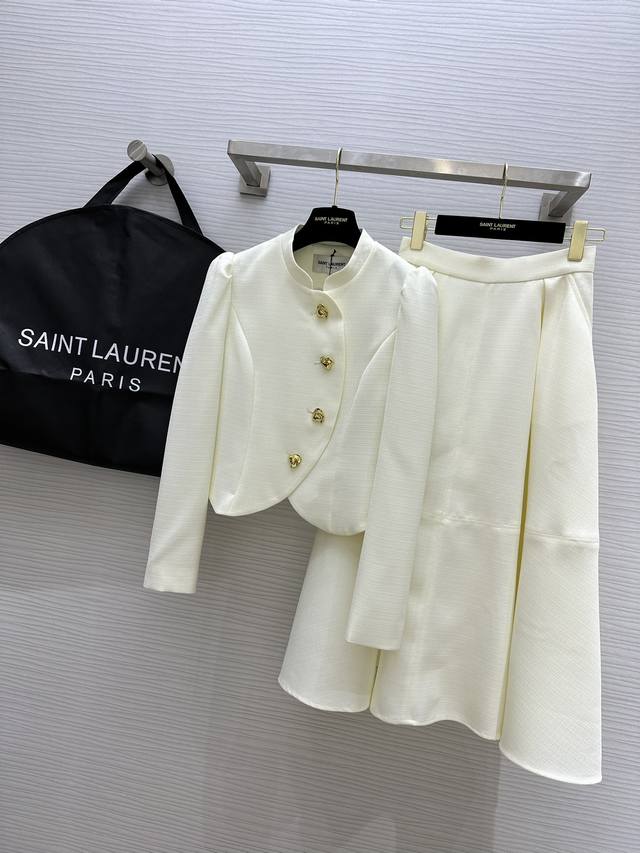 ysl2秋冬新款 高定套装 简洁大方为衣身带来视觉聚焦 奢华高端品质 金扣装饰 加上完美大摆半裙 上身轻松拿捏住时髦风范！成套穿秒get时尚达人同款街拍！懒人也