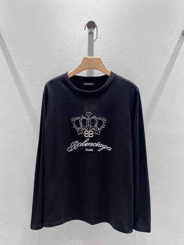 Balenciag* 24FW早秋新品 手工钉珠皇冠字母刺绣长袖T恤丨独家高版出品！时髦精过度季节的挚爱满满的青春活力 真的狠难不爱啊！凹起造型来妥妥的好看经典