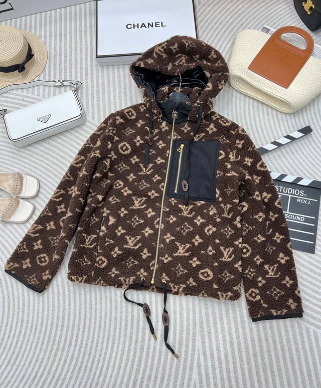 Louis Vuitton 泰迪熊外套驴家最新爆款火热来袭、经典的老花字母图案高级奢华！整件采用羊羔毛面料 无论是颗粒感、还是毛感都特别好 手感一摸一上手就知道