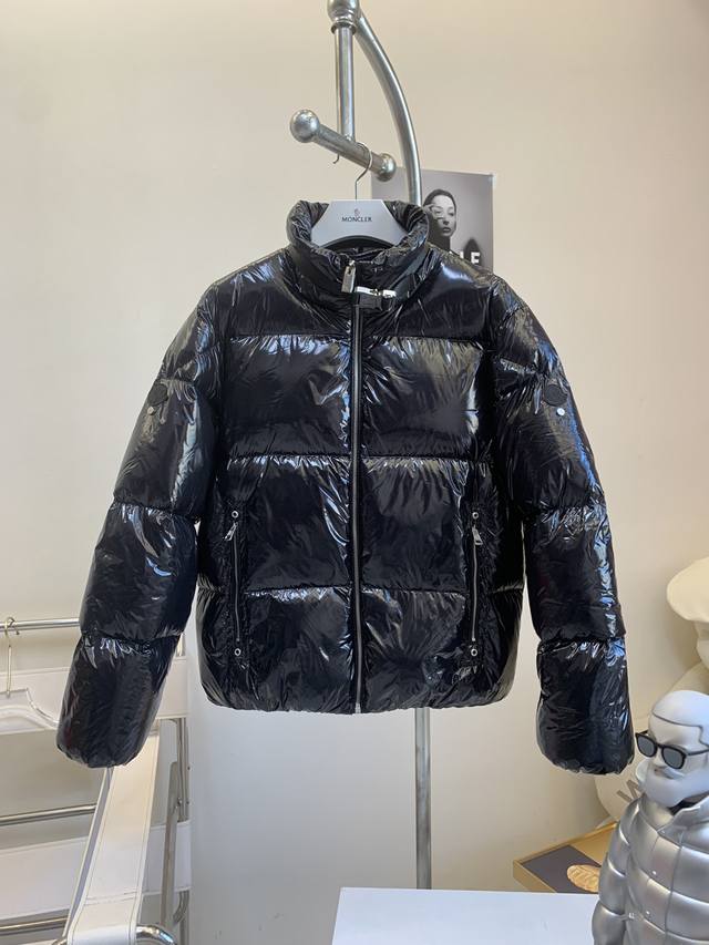 MONCLER ALYX联名系列黑色羽绒服 里面是白鹅绒填充，非常保暖；外面是和maya一样的亮面材质，在ALYX锁扣加持下更加时尚。男女同款