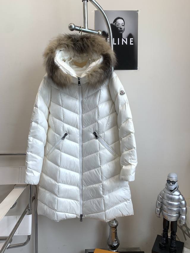 黑色，白色1234码～ Moncler 蒙口经典秋冬派克女士外套！这是moncler专柜每年都会有的基础款 ，但是每年的花纹和毛领又会有稍微的改动！收腰设计，不