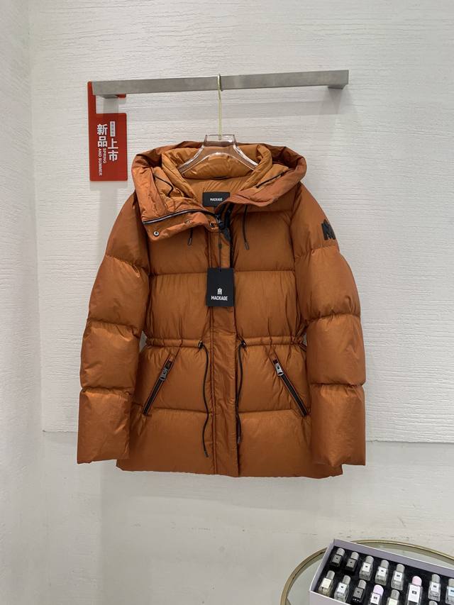 琥珀色实拍# 新品 MACKGE迈凯奇 新款箔纸效果面料修身羽绒服 独家首发 尺码：s m L XL 颜色：黑色 太空灰 琥珀色 香槟色