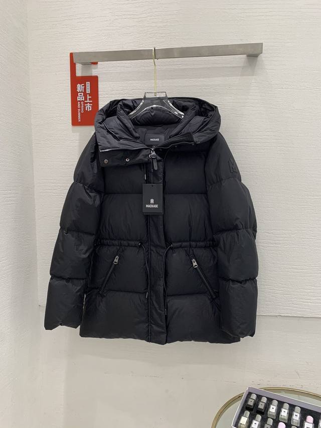 曜石黑实拍# 新品 MACKGE迈凯奇 新款箔纸效果面料修身羽绒服 独家首发 尺码：s m L XL 颜色：黑色 太空灰 琥珀色 香槟色