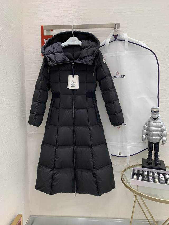 Mo＊cⅠer 秋冬款羽绒服上新了 官网图 Moncler 蒙口秋冬新款Faucon长款连帽修身羽绒服夹克外套女士 ，专柜品质 一流的工艺 原厂五金 原版洗水标