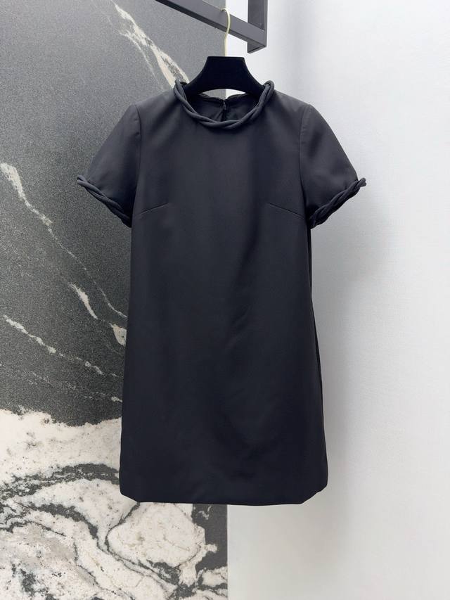 VLTN 24SS 早秋新品花瓣链条装饰连衣裙 定制纯手工包条工艺 简洁大方的纯色连衣裙 利落的H版型剪裁对身材超级有包容性 领口及袖口链条装饰非常抢眼 面料质