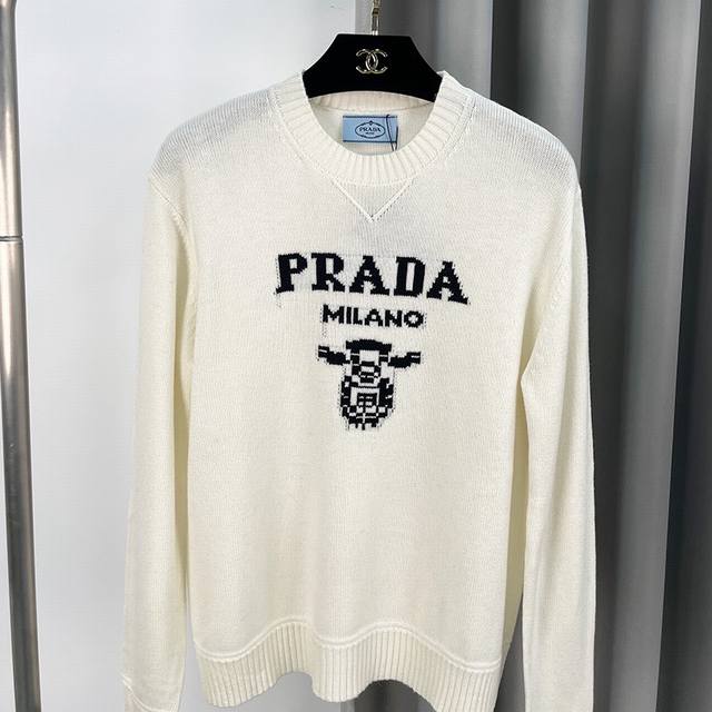 Prada 普达拉 PD家202 4年秋季新款时尚百搭字母图案提花圆领长袖针织套头衫 码数：S,M,L 面料：100%羊绒 颜色：白色，灰色，驼色，粉色，红色，