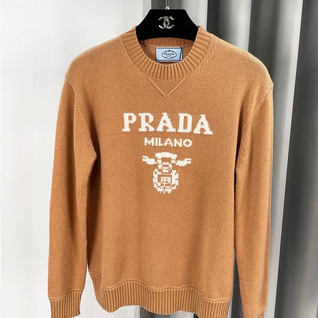 Prada 普达拉 PD家202 4年秋季新款时尚百搭字母图案提花圆领长袖针织套头衫 码数：S,M,L 面料：100%羊绒 颜色：白色，灰色，驼色，粉色，红色，