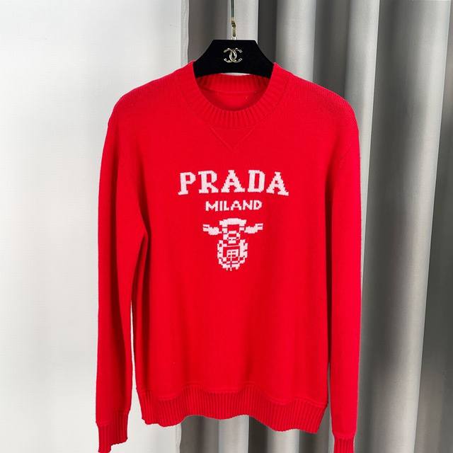 Prada 普达拉 PD家202 4年秋季新款时尚百搭字母图案提花圆领长袖针织套头衫 码数：S,M,L 面料：100%羊绒 颜色：白色，灰色，驼色，粉色，红色，