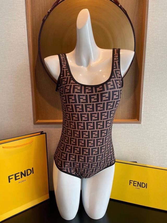 Fendi 芬迪连体泳衣 适合多种场景的游泳衣♀海边 游泳池 温泉 水上乐园 漂流都可以内搭也完全可以 连体设计遮肉显高挑 腹部有点肉肉也不影响咱美美的 背面设