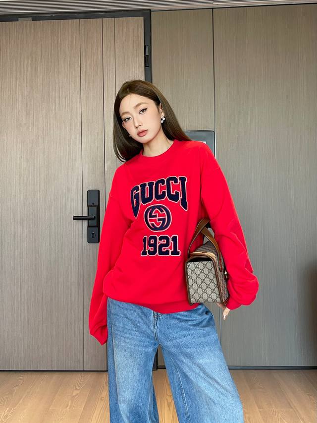 Gucci23*24早春新款 红红火火新年限定logo立体刺绣字母卫衣 亲肤舒适 久洗不易变形起球 领口设计增添设计感 胸口刺绣字母加持凸显品牌格调 圆领宽松剪