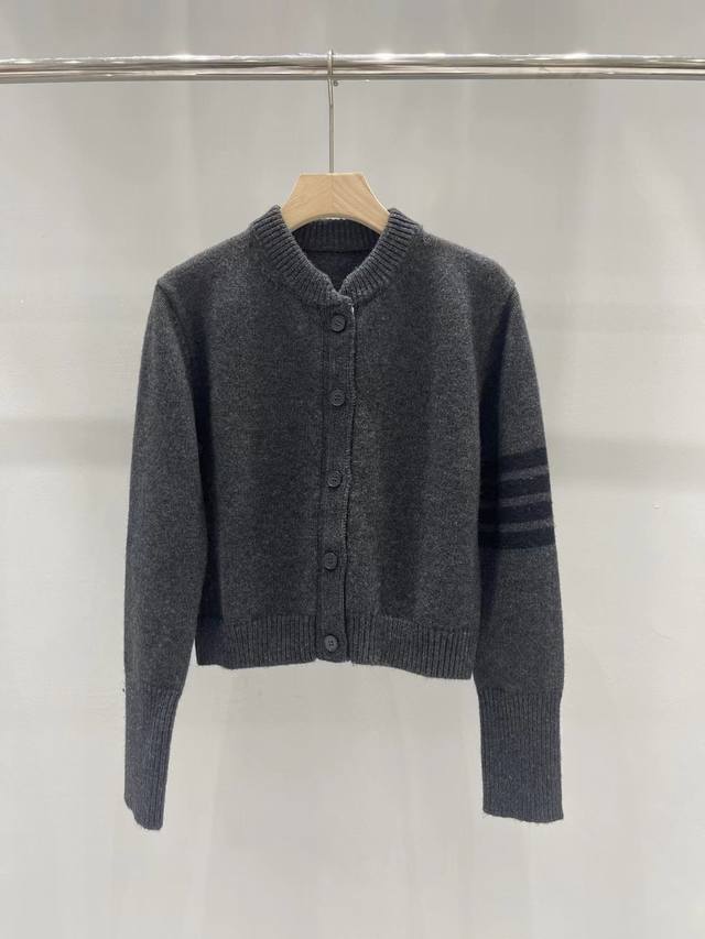 上新1:1高版本 THOM BROWNE 24早秋新品 经典四条纹提花图案羊毛开衫外套 码数：36、38、40 - 点击图像关闭