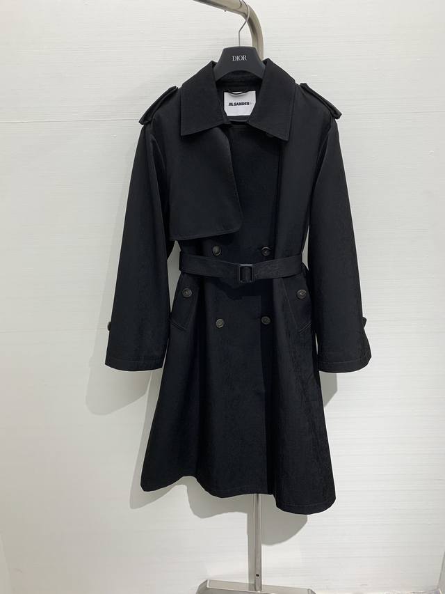 JILSANDER 2024 秋冬新款 宽松阔版风衣，定制100%丝光棉面料，丝滑质感不易褶皱，双排搭配腰带收腰设计，OS版型更是不挑人，袖子里衬采用撞色里布，