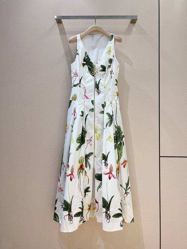 Oscar de la r*e*n*t*a 2025早春新品 舒适棉之地，以自然和花朵为核心，有机的色调，腰间拼接宽腰封，V领，前片拉链开合设计，高腰线大裙摆凸