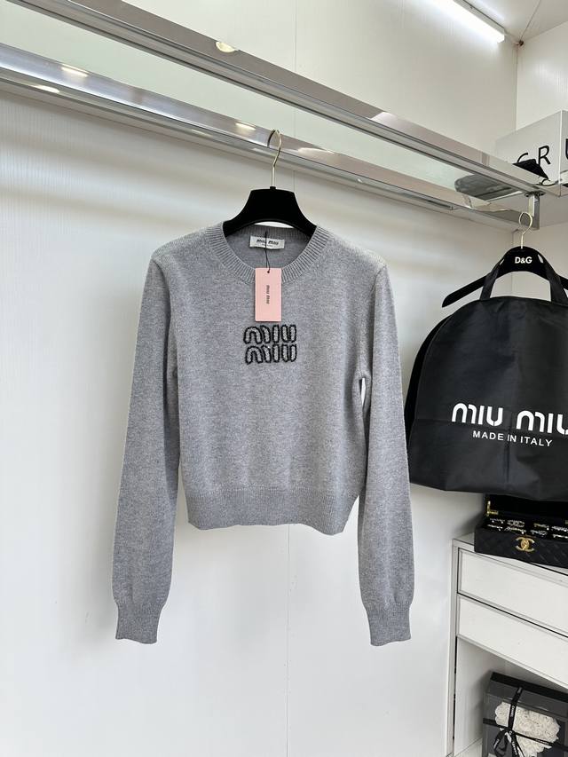 MI*MIU miumi*24早秋新款针织圆领套头 经典字母logo烫钻装饰 定制yb羊毛针织材质 舒适柔软 简约时髦洋气 Color：灰色 藏蓝色 Size: