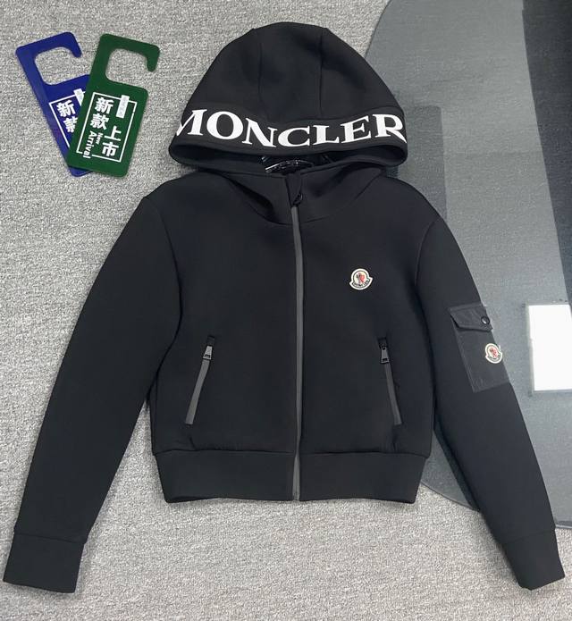 Moncle*连帽外套袖子侧口袋设计 经典logo标点缀 超好看！进口太空棉面料 不臃肿又帅气保暖 夹克版型的设计 两色SML