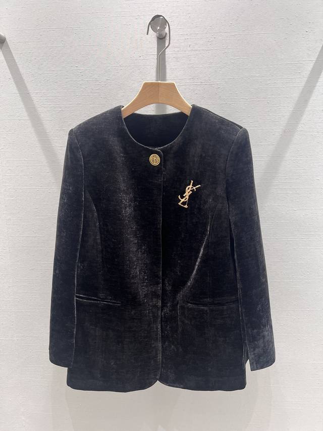 Saint Laurent* 24Fw早秋新款 胸针圆领西服外套丨独家高版出品！定制yb进口黑金丝绒材质 光泽细腻质感 胸前饰以品牌胸针装饰 定制开模襟扣点缀