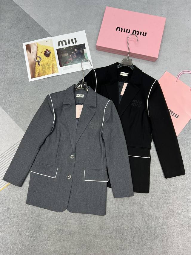 高品质miu Miu 缪缪2024秋冬新款羊毛西装、正装风范与个性邂逅于此款单排扣外套，胸前刺绣徽标，后背开衩，版型不挑人穿，2色sml