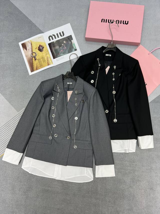 高品质miumiu24年秋冬新款休闲西服外套 袖口拼接白色领口 高级定制纽扣 重工金属项链吊坠 高级感满满 两色 Sml - 点击图像关闭