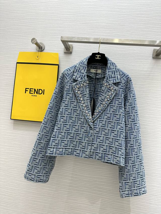 Fend2早秋新款 钉珠牛仔翻领外套 原版定制进口ff提花纯棉牛仔面料 重工艺纯手工定钻奢华水晶装饰绝美 立体剪裁版型上身显瘦又高挑 高品质定制 现货首发siz