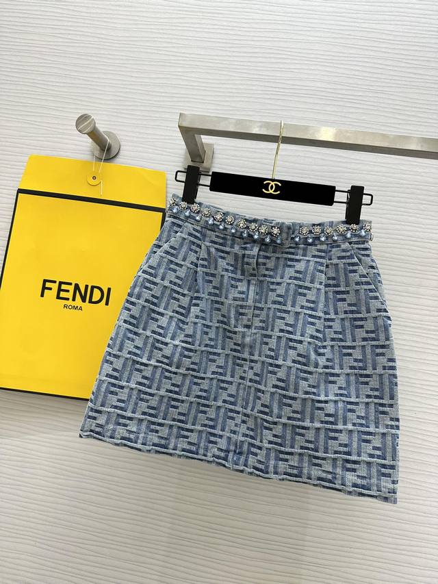 Fend2早秋新款 钉珠牛仔半裙 原版定制进口ff提花纯棉牛仔面料 重工艺纯手工定钻奢华水晶装饰绝美 立体剪裁版型上身显瘦又高挑 高品质定制 现货首发size：