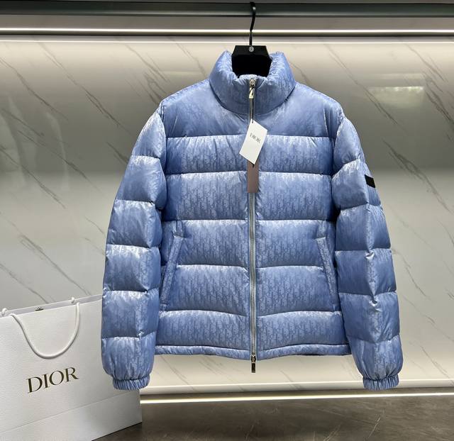 特级羽绒dior Fw Oblique暗纹老花立领羽绒外套 最火天蓝色 专柜同款，一路都大火老花羽绒服来啦～ 这是一款超复杂工艺的羽绒外套，定制面料周期长达50