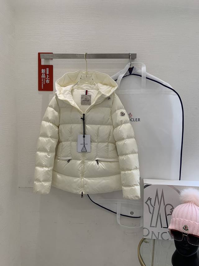 Moncler蒙口秋冬女士avoce连帽加厚羽绒服修身外套 Moncler长款拉链连帽微标长袖羽绒服，哑光面料、收腰短款更显瘦 颜色：黑色、白色 尺码：1234 - 点击图像关闭