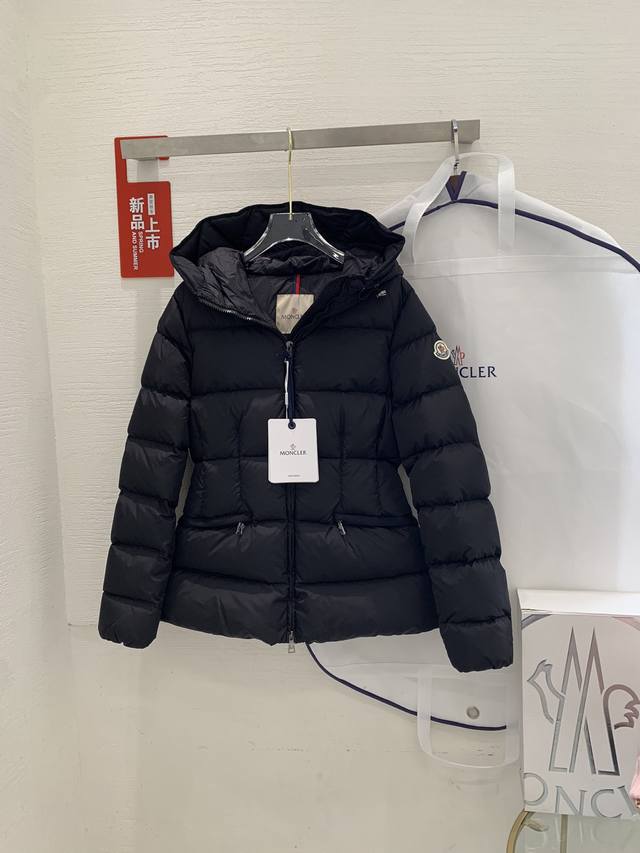 Moncler蒙口秋冬女士avoce连帽加厚羽绒服修身外套 Moncler长款拉链连帽微标长袖羽绒服，哑光面料、收腰短款更显瘦 颜色：黑色、白色 尺码：1234