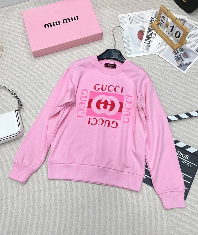 Gucci2024新品上架圆领印花卫衣，定制yb原生全棉材质 亲肤透气 质感十足 圆领卫衣裁剪 落肩设计 宽松舒适 胸前字母印花互扣式双g图案 奠定品牌风格 是