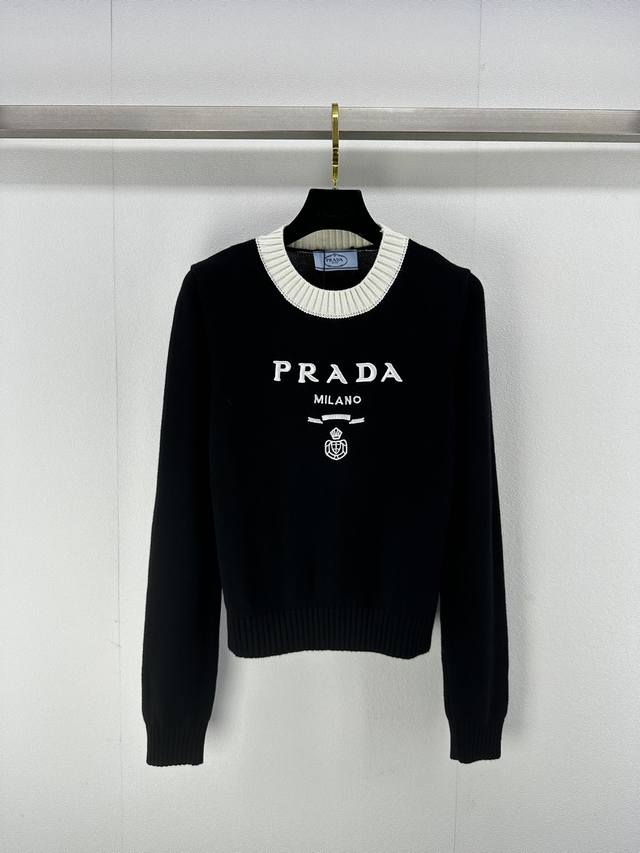 Prada*上新细节 24 秋季新款圆领刺绣针织长袖！ 气质设计减龄少女风 百搭时髦！胸前logo字母标志，配色经典版型不挑人 1色3码sml。