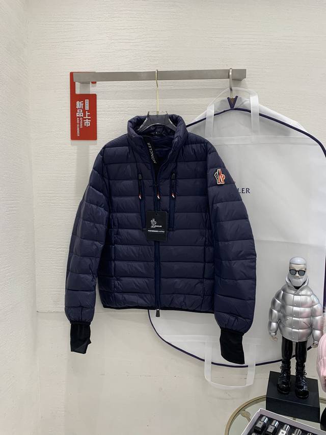 Moncler Fw秋冬款时尚轻薄羽绒夹克！经典刺绣徽章撕标短款立领羽绒服外套！贸易公司重磅渠道稀出，可遇不可求的区域限定款，目前国内无售！绝对的当下m家族最高 - 点击图像关闭