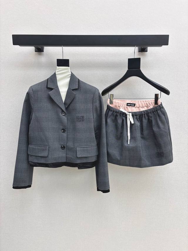 缪式穿搭 Miu 24Ss 秋冬最新款格纹西服外套定制格纹面料 胸前品牌字母章仔装饰 尽显品牌风范 穿搭包容 不挑身材 显瘦洋气 早秋穿搭首选 时下最流行穿搭