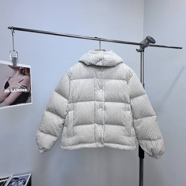 Moncler24新款超可爱的daos来啦 两色可选，每年都倍受欢迎的daos24年新款来货啦，软软糯糯白色的超级可爱又温柔，还有咖啡色色看起来很温暖，帽子可拆