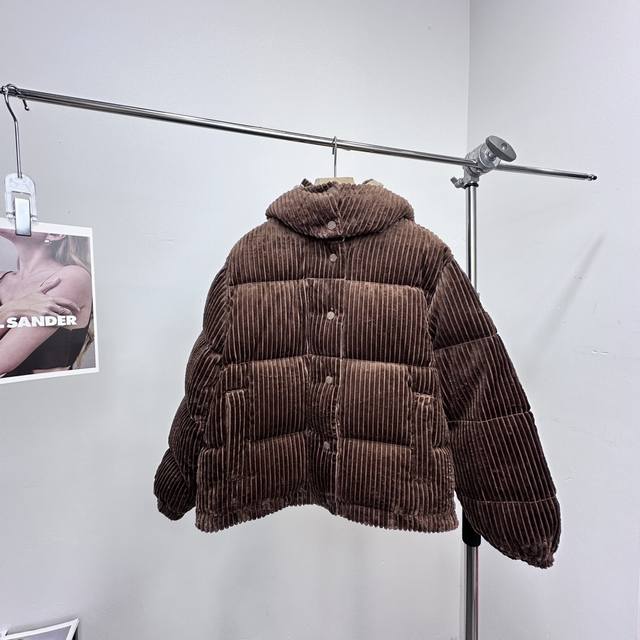 Moncler24新款超可爱的daos来啦 两色可选，每年都倍受欢迎的daos24年新款来货啦，软软糯糯白色的超级可爱又温柔，还有咖啡色色看起来很温暖，帽子可拆