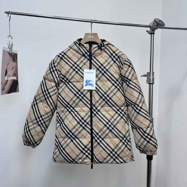 Burberry2024秋冬款女士双面格纹收腰羽绒服，两面可穿，一面bb家经典时尚大格纹，很有burberry品牌的特色，一面是简约大气的黑色，简单大气的设计给