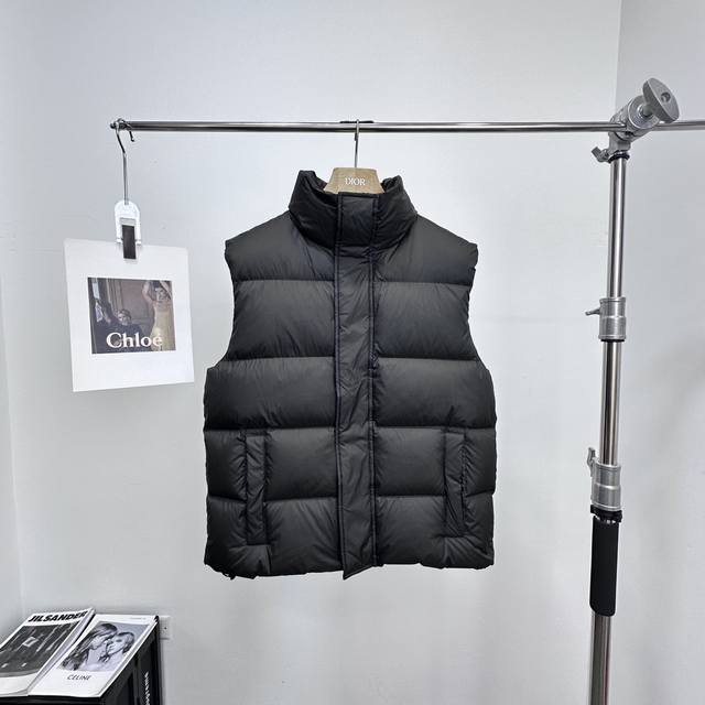 Balenciaga 巴黎世家哥特字母立领羽绒马甲，里面无论是搭配毛衣还是卫衣都非常的好看而且没有厚重感，增添了整件衣服的色彩感和丰富性，后背哥特字母logo刺