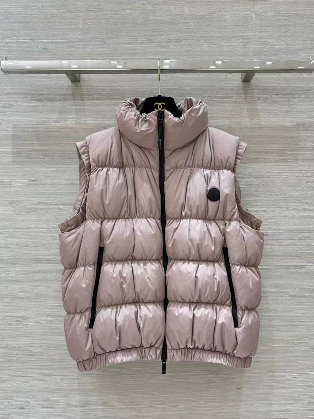 黑色粉色实拍图# Moncler 2024Fw 女士秋冬新款羽绒背心 最新造型款 褶皱设计很可爱呀 颜色 ：浅粉色 黑色 款号：Apriate 尺码：0 1 2