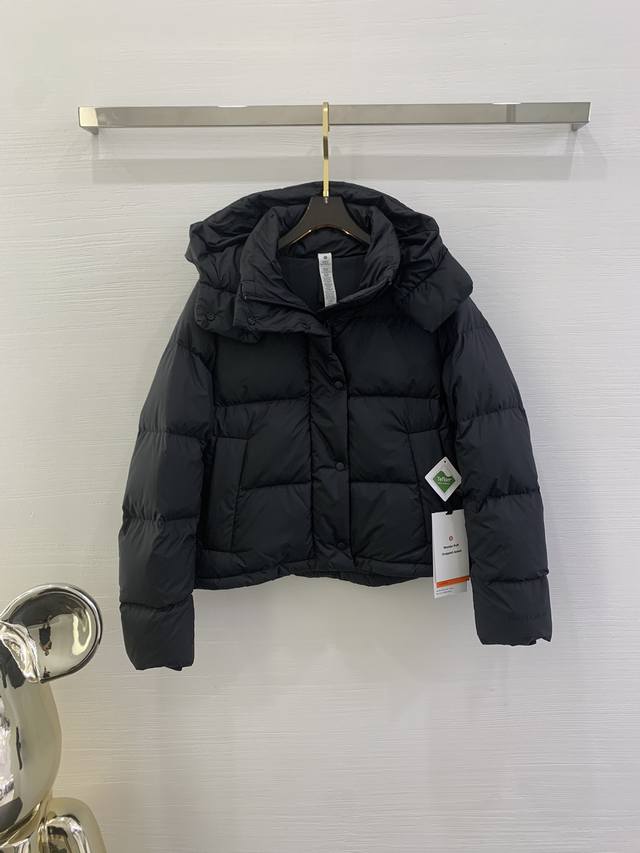 Lululemon四格羽绒服 尺码：4-6-8 颜色：棕色 白色 绿色 黑色 粉色 Softmattetm面料可挡风，不易被水沾湿600蓬松度鹅绒填充，轻盈温暖