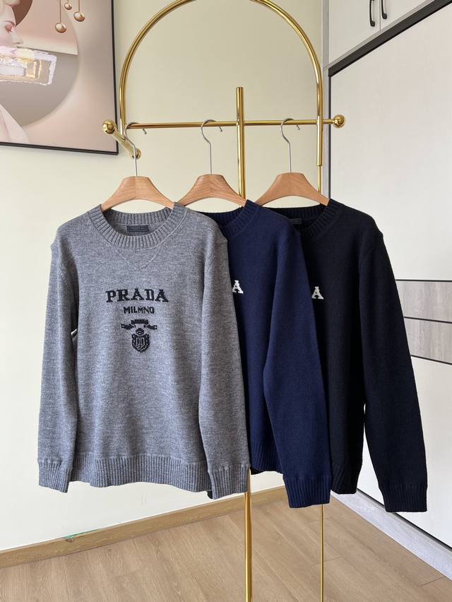 Prada 普拉达 2024早春款提花字母毛衣 今年万能搭配的一款，上身是随意小休闲的味道 日常通勤穿提气抬人，经典百搭圆领，简约好穿的版型非常百搭 采用70%