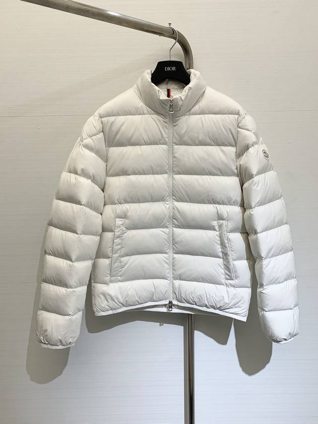 Moncler 2024 经典款 轻薄羽绒服外套，性价比之王，极简设计男女通杀，高品质90%白鹅绒填充内胆，保暖贴身舒适，风度温度都能兼顾的一款 颜色：黑色 白