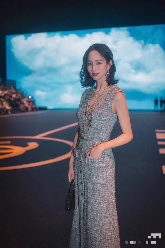 连衣裙 Chanel 香奈儿专柜同款 24P 灰色粗花呢四叶草扣长款连衣裙 配链条腰带smlxl 面料：粗纺 S码胸围90肩宽35腰围80裙长117 每码胸围平