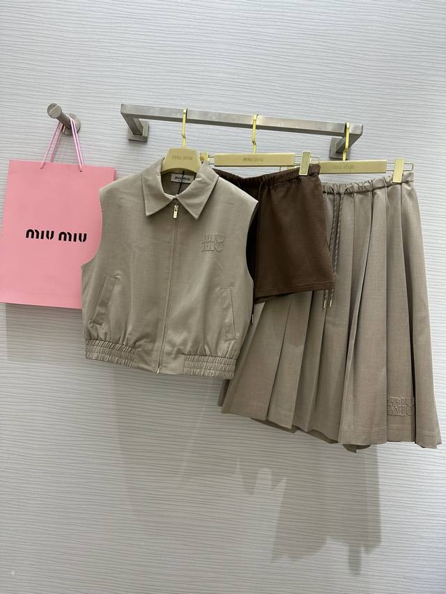 Miumi2早秋新款 慵懒时髦三件套 一套搭配绝绝子 复古风甜妹穿搭 贴布刺绣字母logo低调奢华 进口面料质感超赞 可甜可盐 版型百搭不挑人 一整套出 高品质